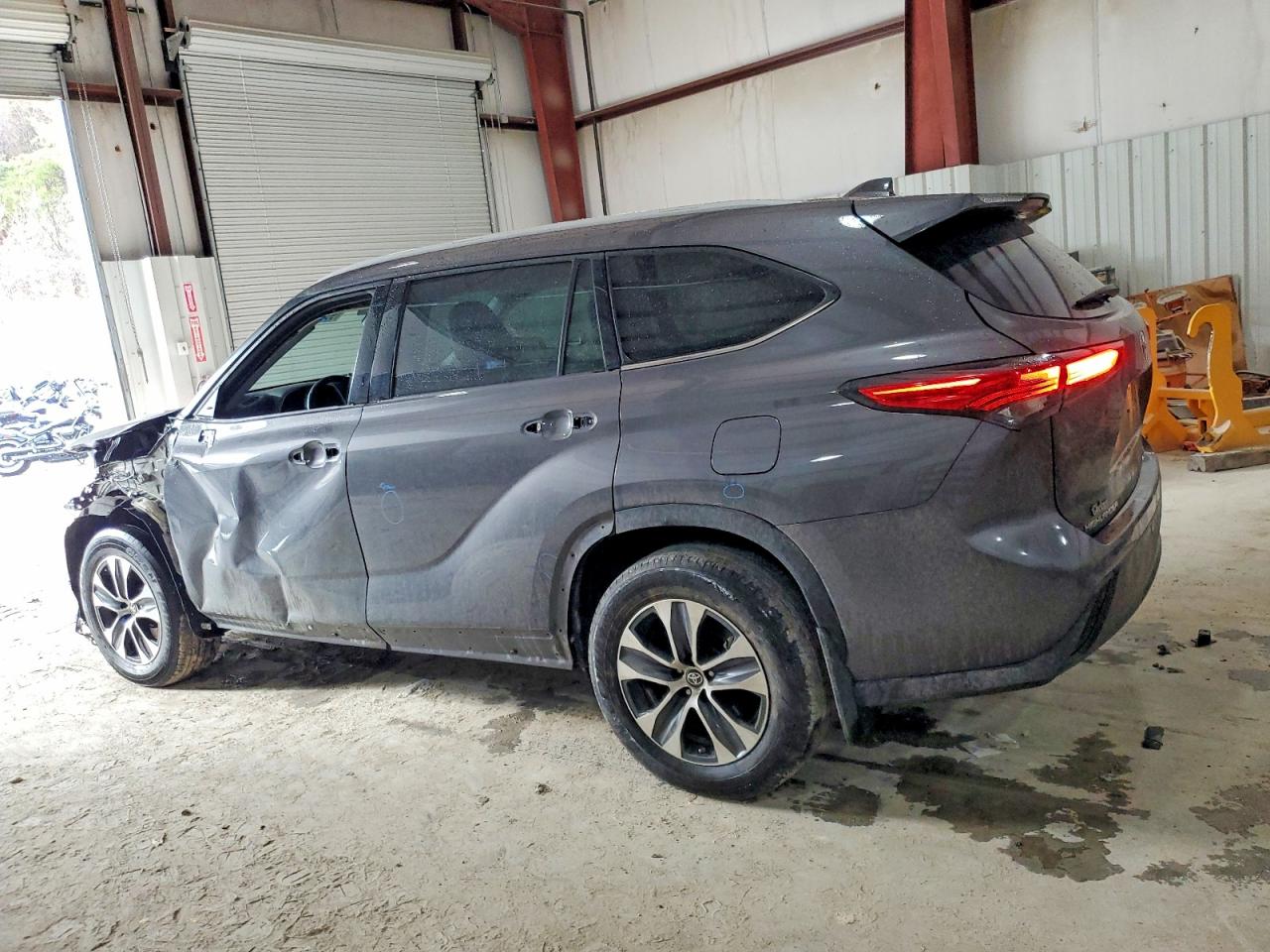2022 TOYOTA HIGHLANDER XLE photo 2