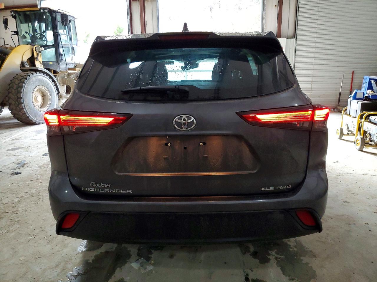 2022 TOYOTA HIGHLANDER XLE photo 6
