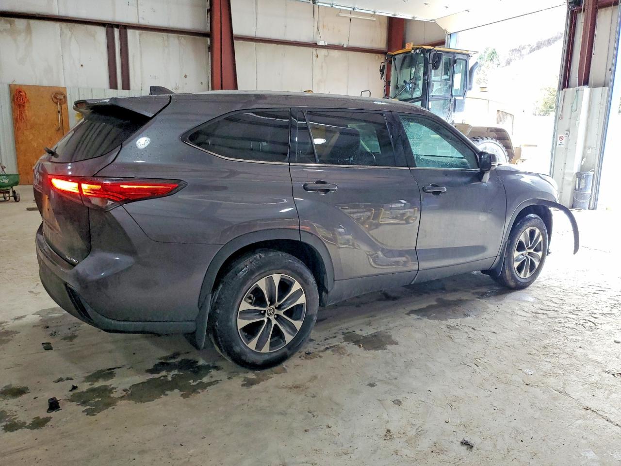 2022 TOYOTA HIGHLANDER XLE photo 3