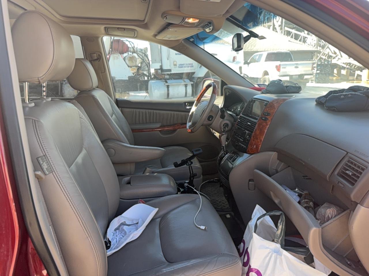 2008 TOYOTA SIENNA XLE photo 5