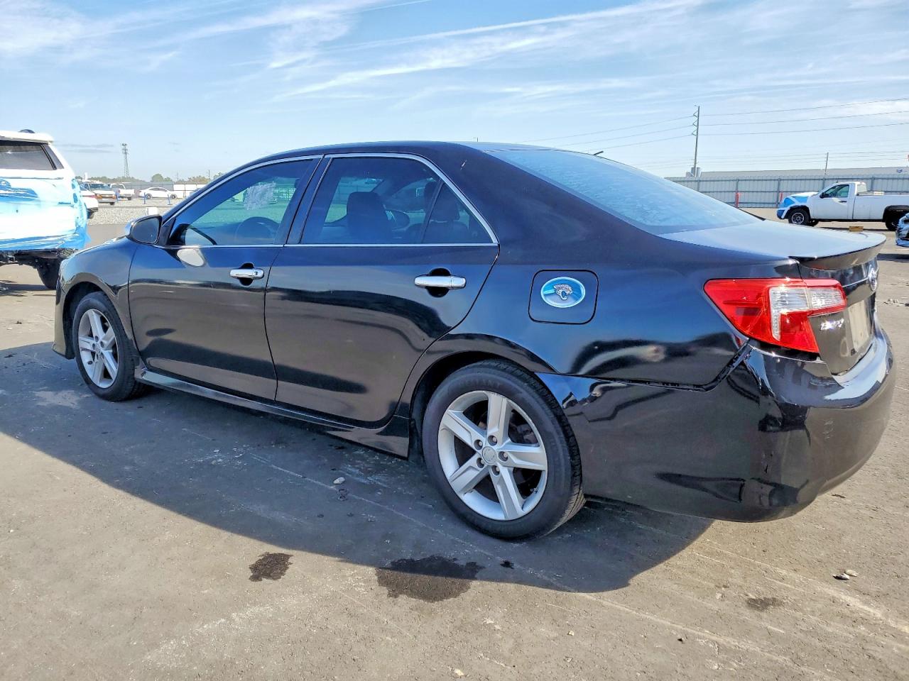 2013 TOYOTA CAMRY SE photo 2
