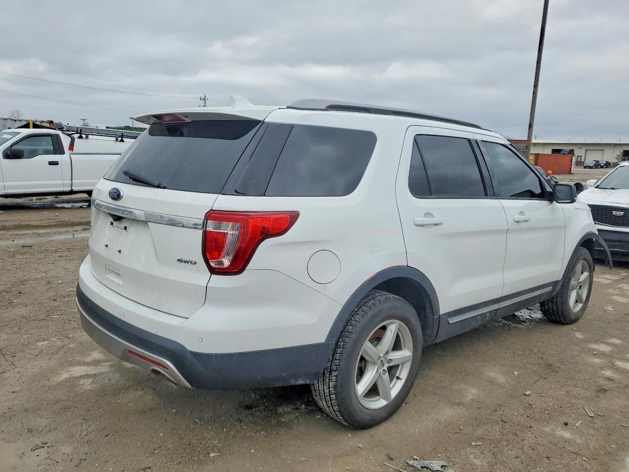 2017 FORD EXPLORER XLT photo 3