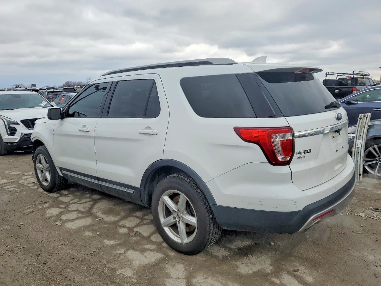 2017 FORD EXPLORER XLT photo 2