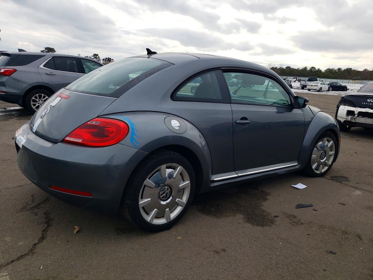 2013 VOLKSWAGEN BEETLE photo 3