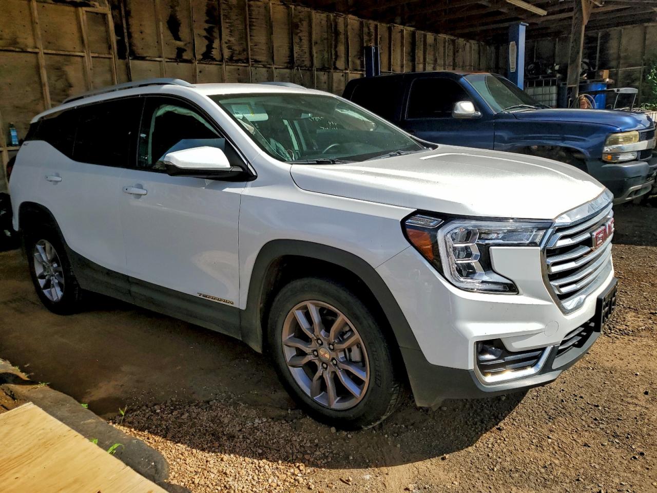 2024 GMC TERRAIN SLT photo 4