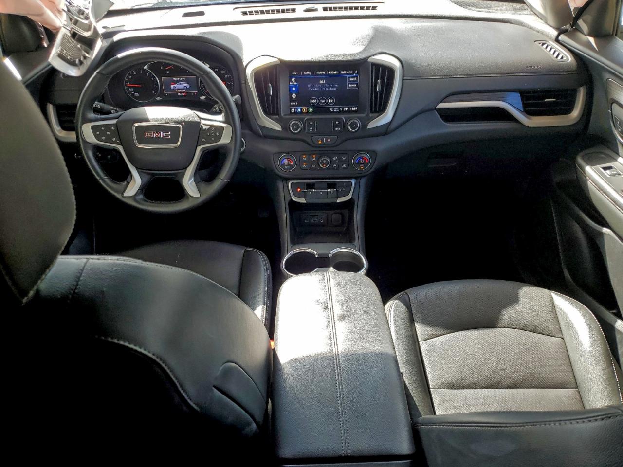 2024 GMC TERRAIN SLT photo 8
