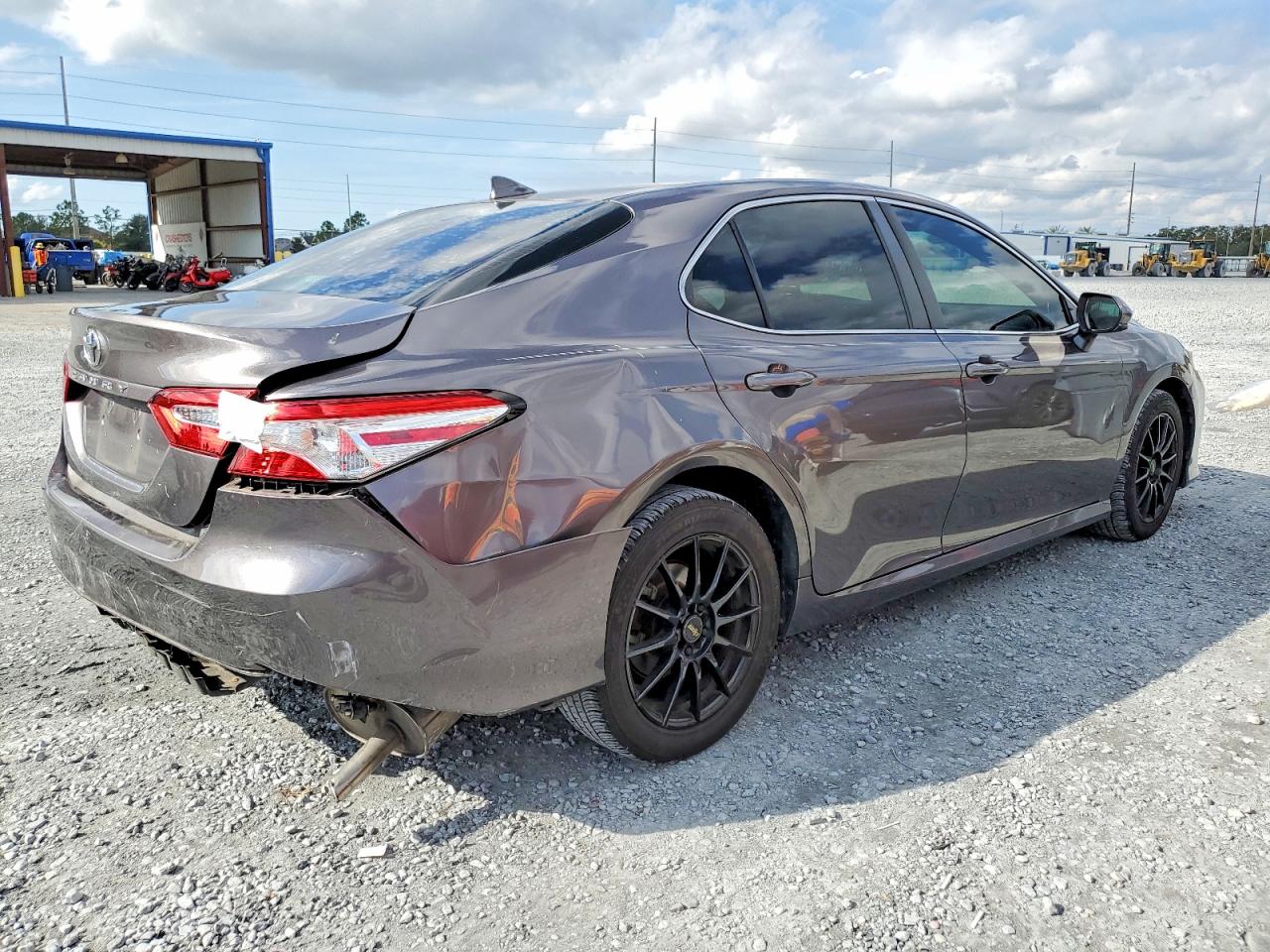 2020 TOYOTA CAMRY LE photo 3