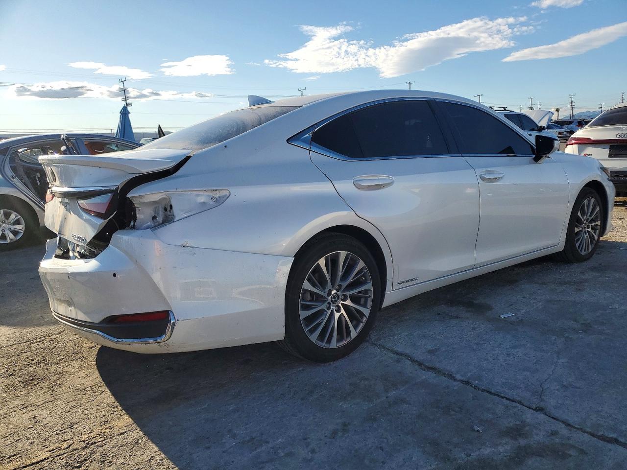 2021 LEXUS ES 300H photo 3