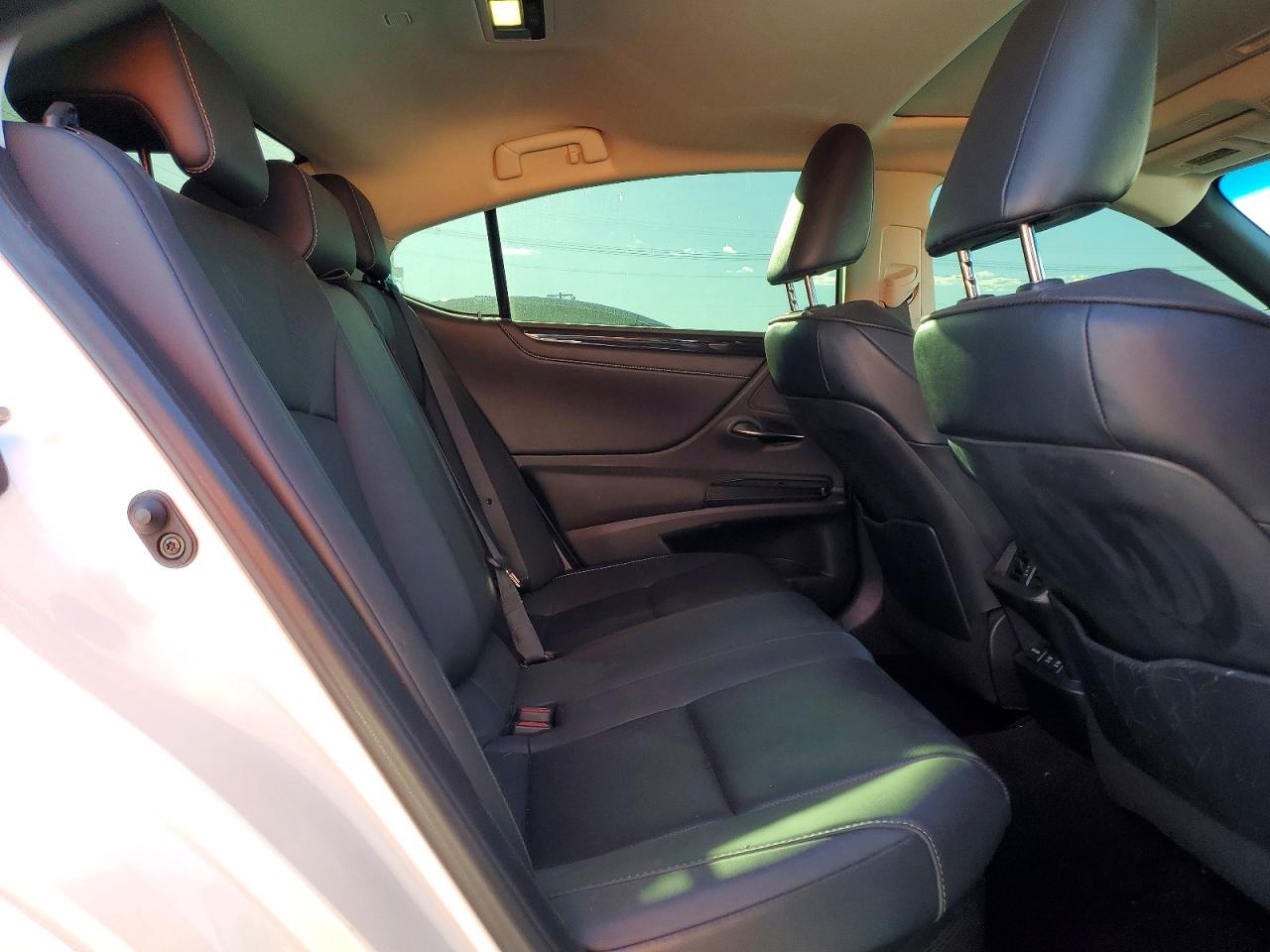 2021 LEXUS ES 300H photo 10