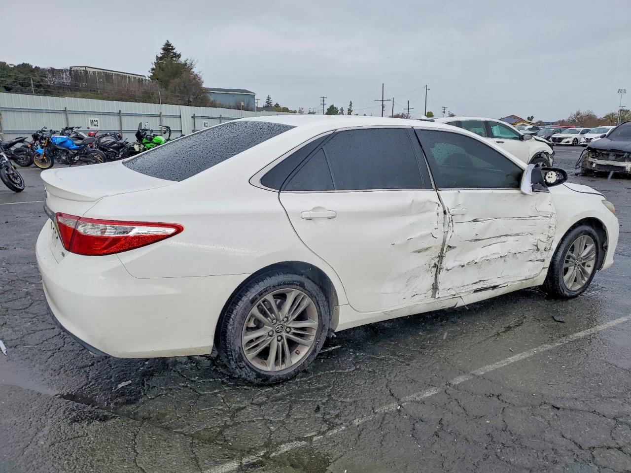 2016 TOYOTA CAMRY LE photo 3