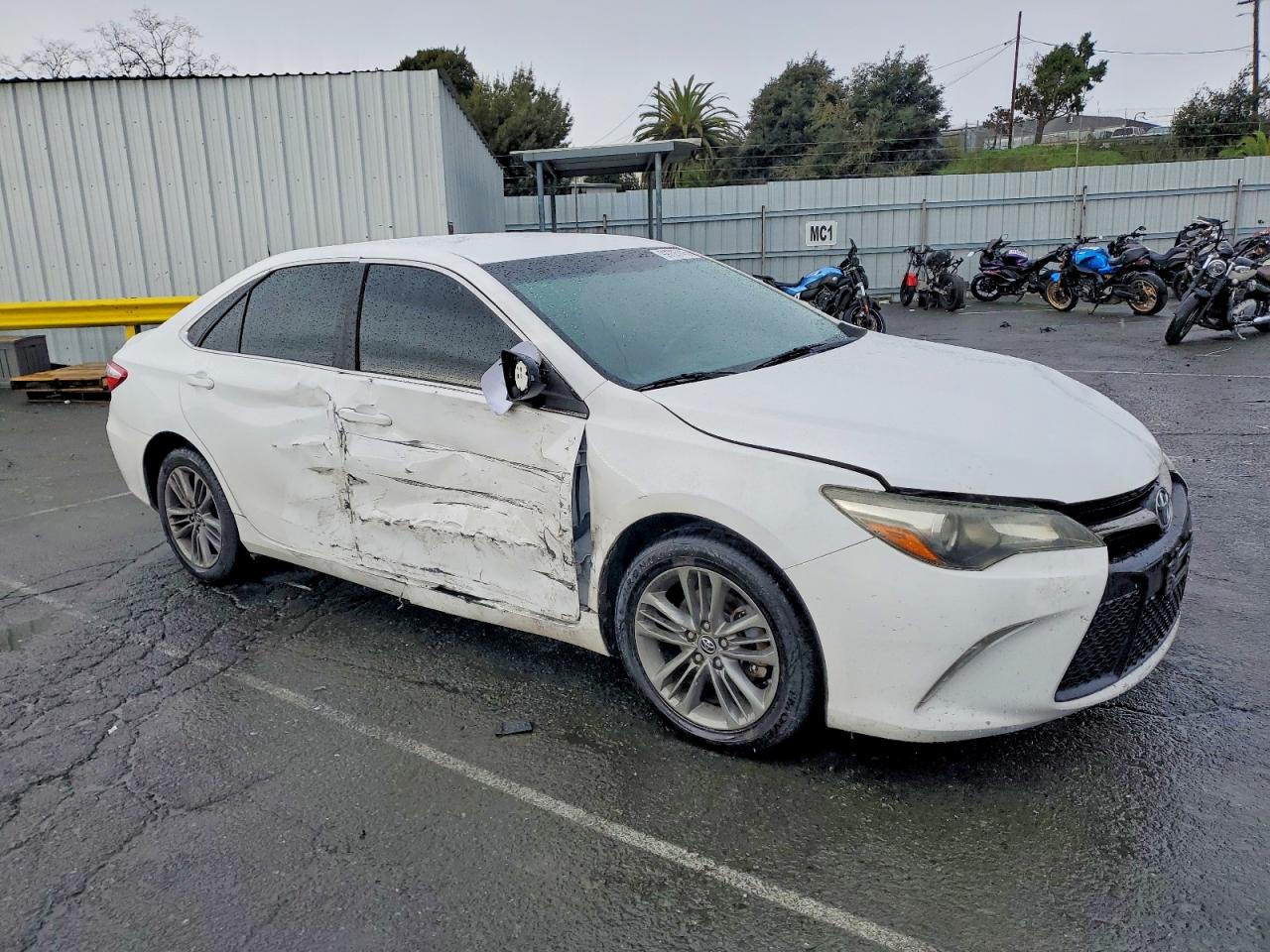 2016 TOYOTA CAMRY LE photo 4
