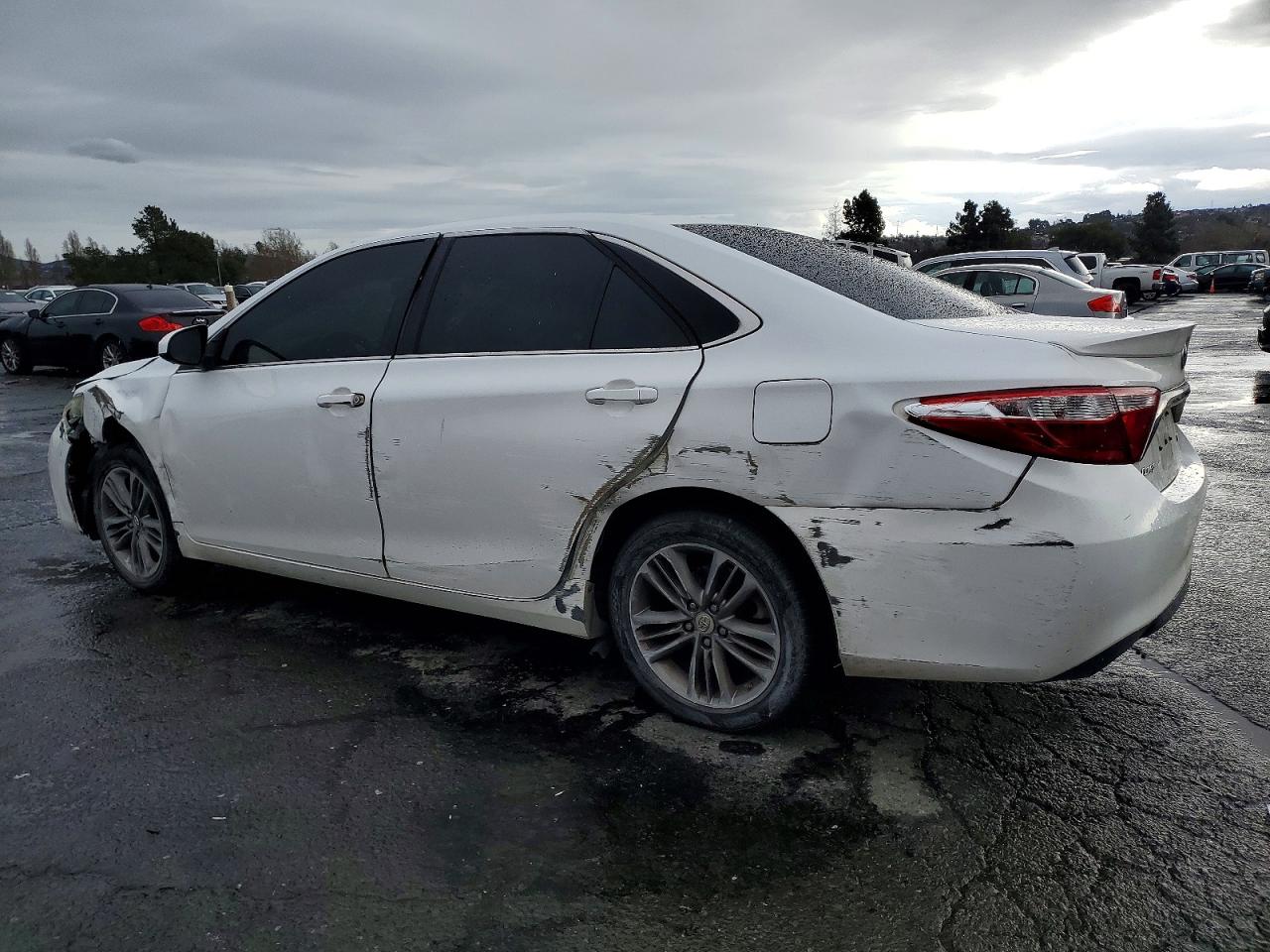 2016 TOYOTA CAMRY LE photo 2