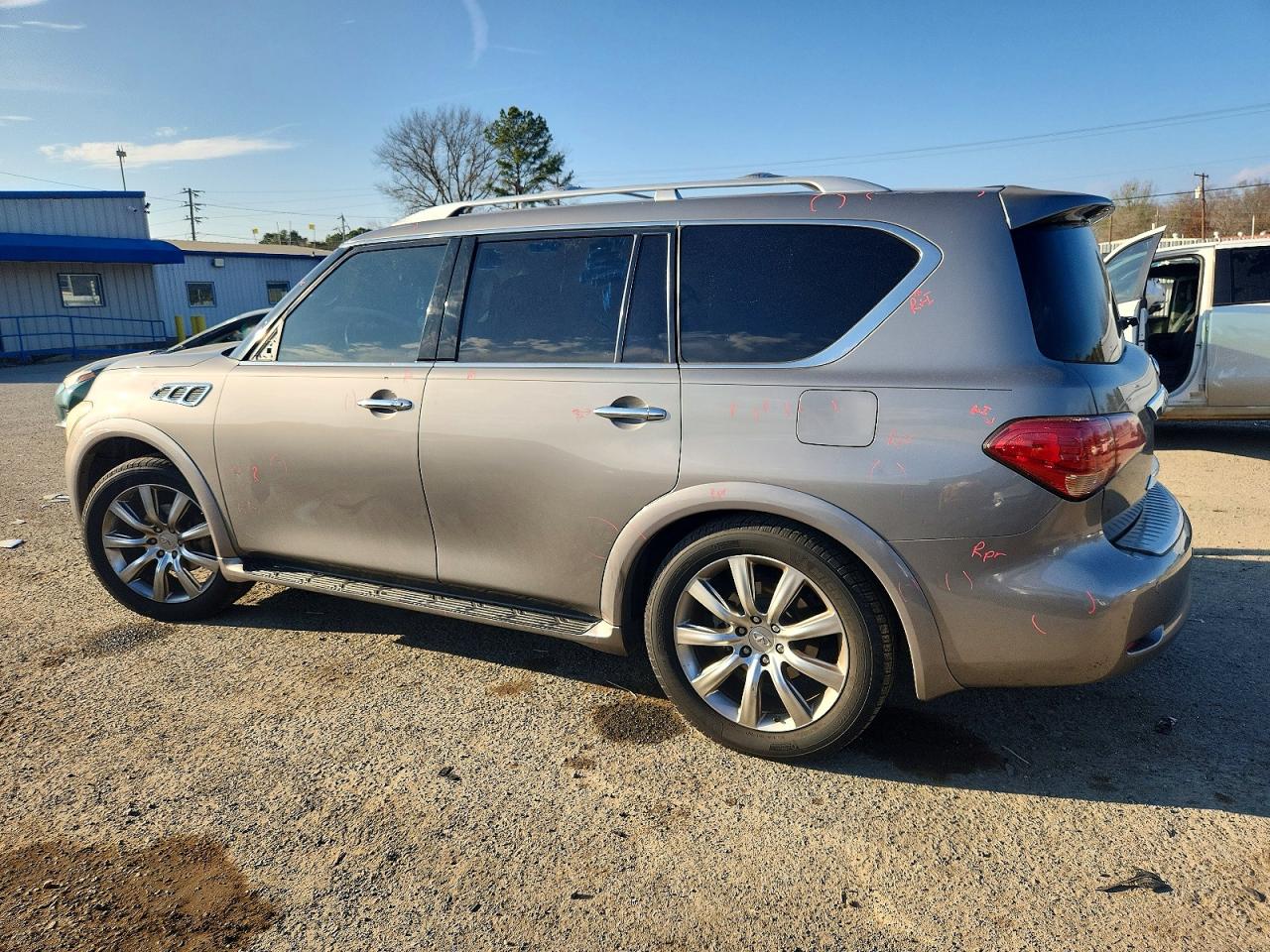 2013 INFINITI QX56 photo 2