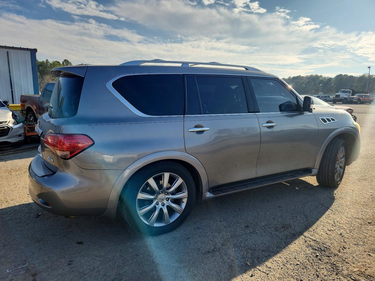 2013 INFINITI QX56 photo 3