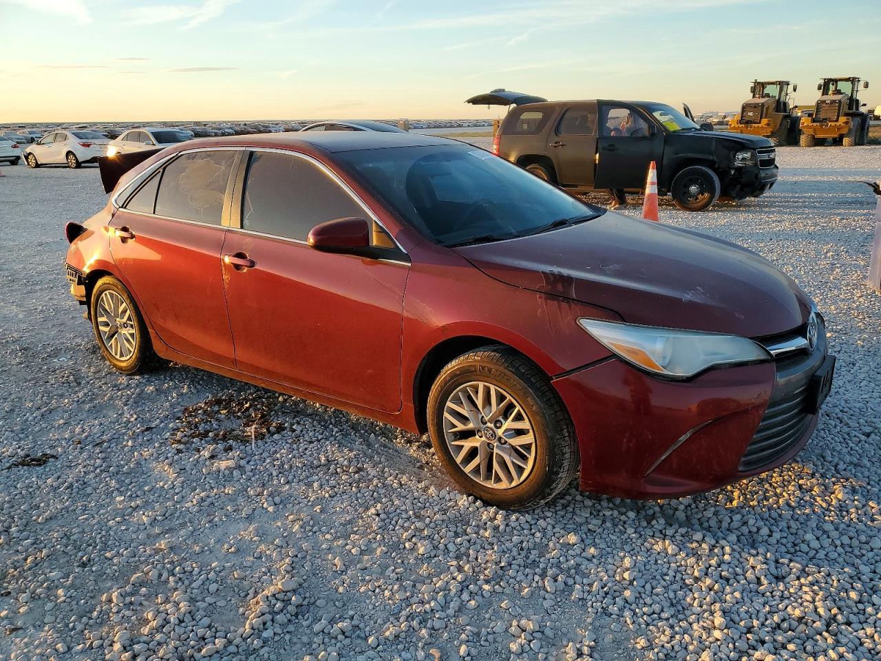 2017 TOYOTA CAMRY LE photo 4