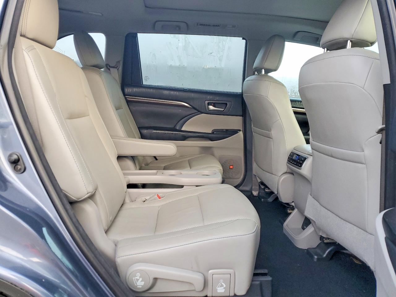 2016 TOYOTA HIGHLANDER LIMITED PLATINUM photo 11