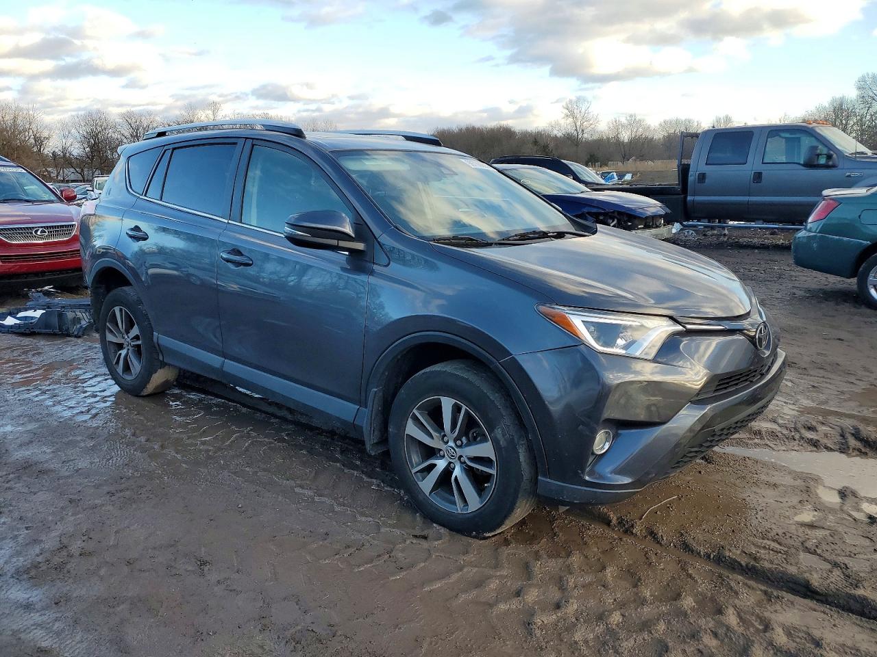 2017 TOYOTA RAV4 XLE photo 4