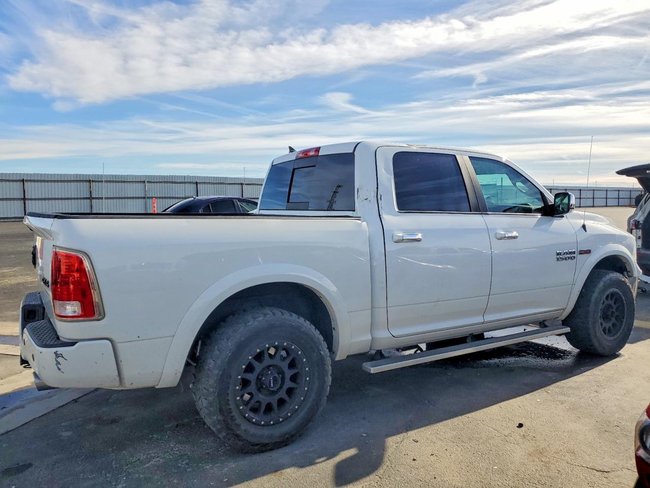 2017 RAM 1500 LARAMIE photo 3
