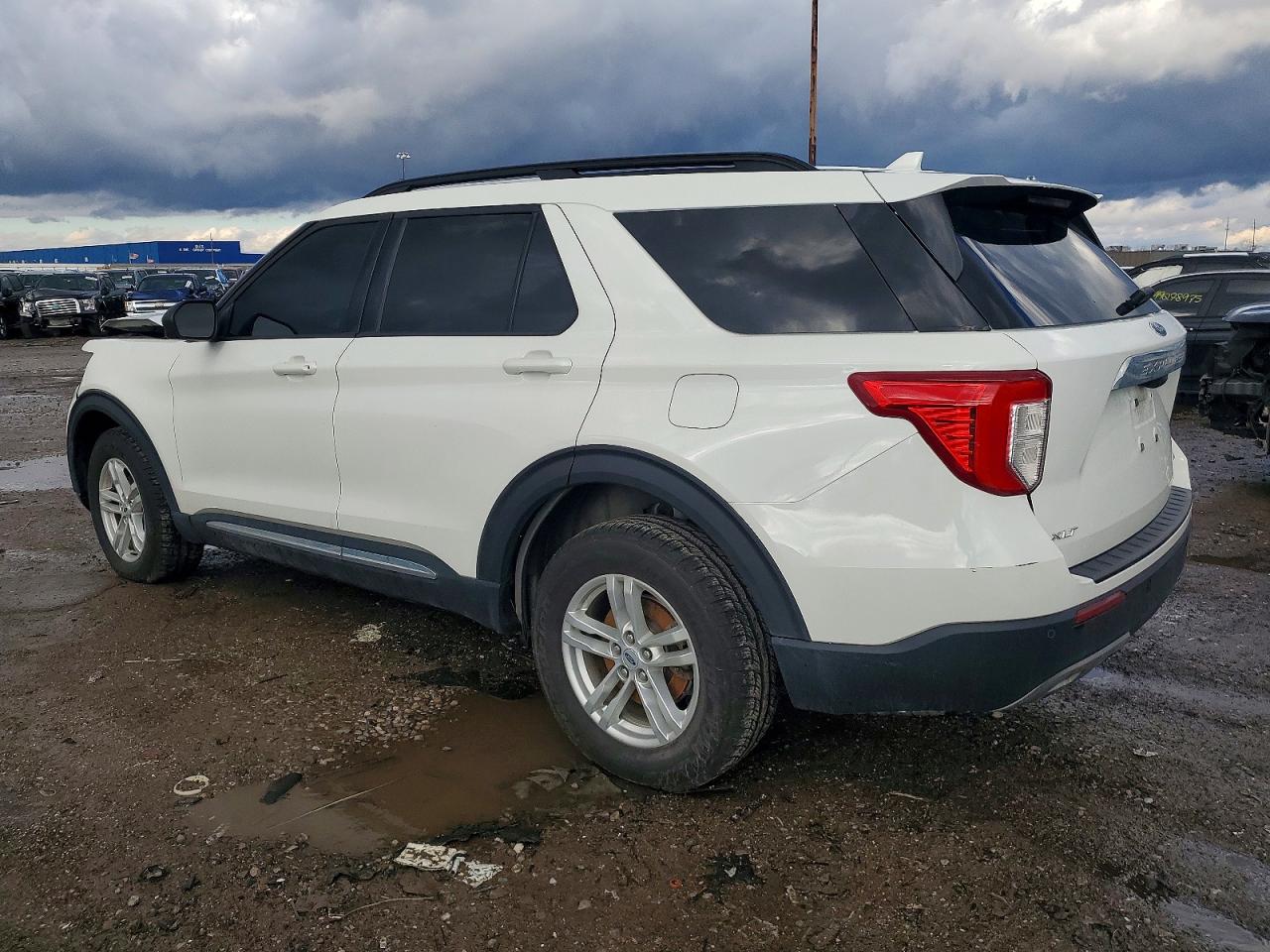 2023 FORD EXPLORER XLT photo 2