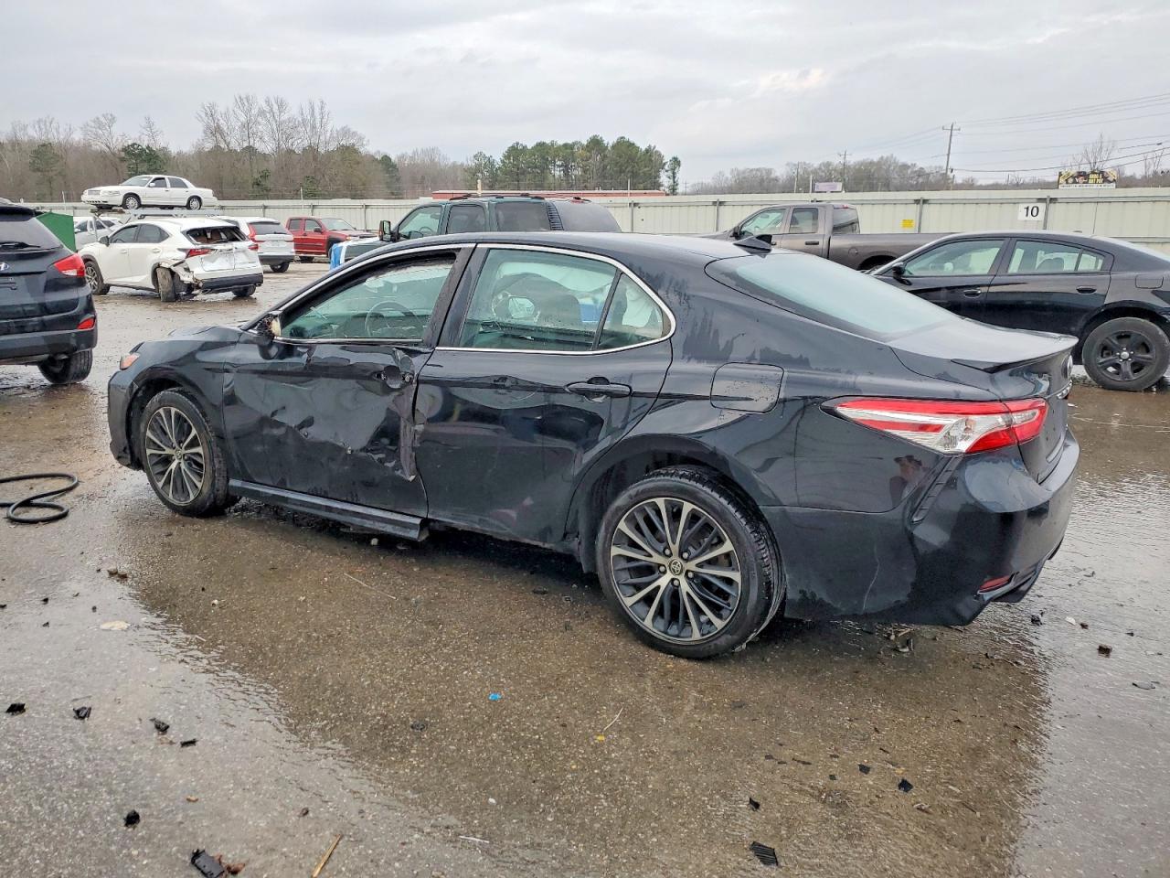 2020 TOYOTA CAMRY SE photo 2