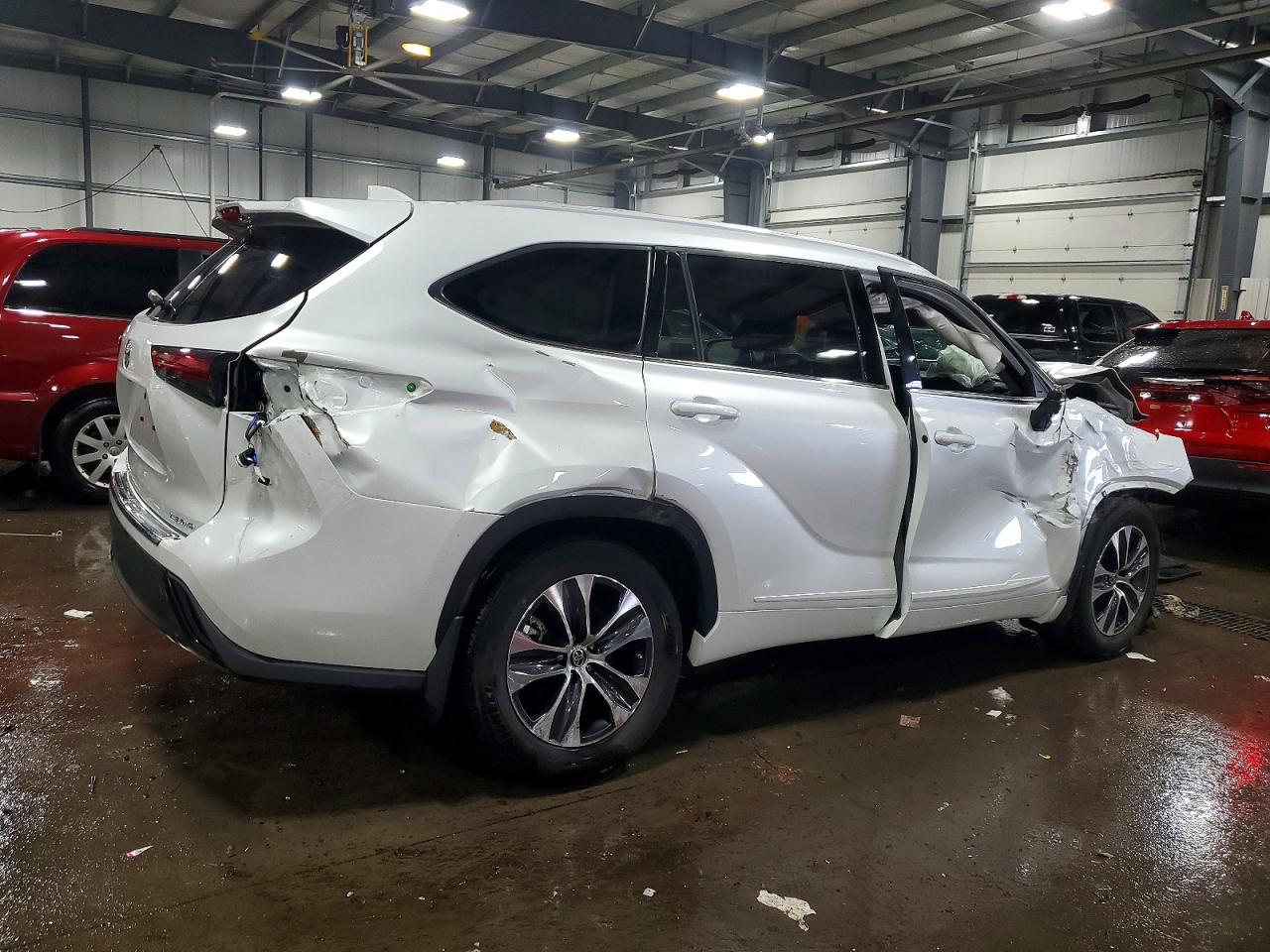 2022 TOYOTA HIGHLANDER XLE photo 3