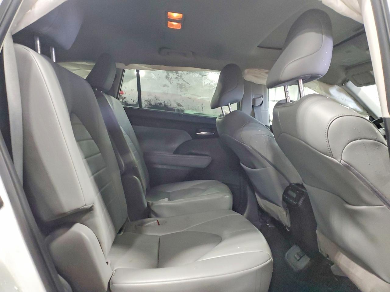 2022 TOYOTA HIGHLANDER XLE photo 11