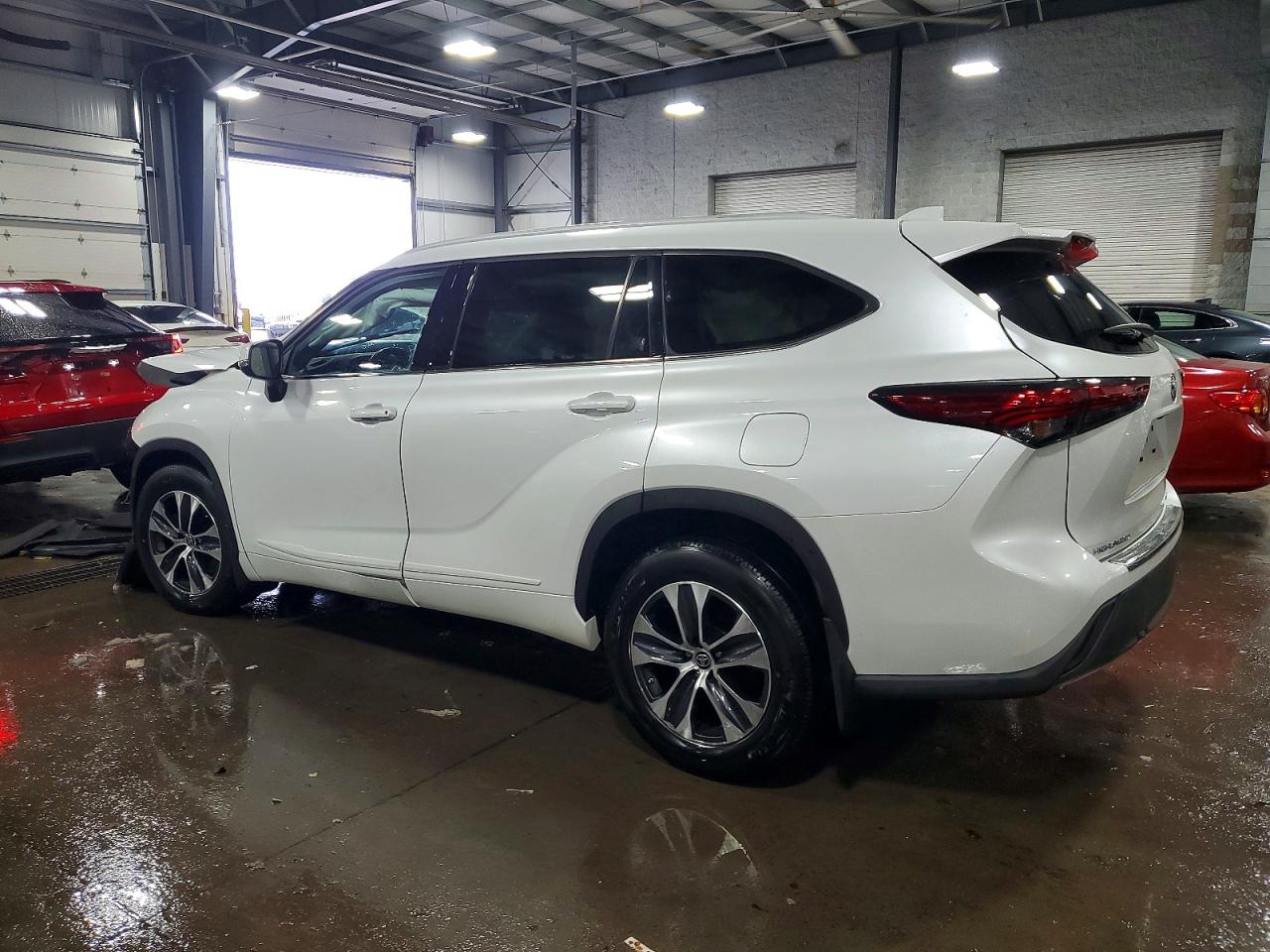 2022 TOYOTA HIGHLANDER XLE photo 2