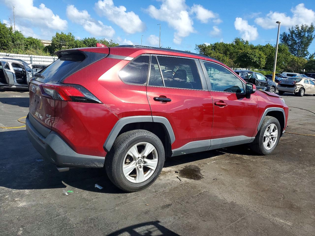 2019 TOYOTA RAV4 XLE photo 3