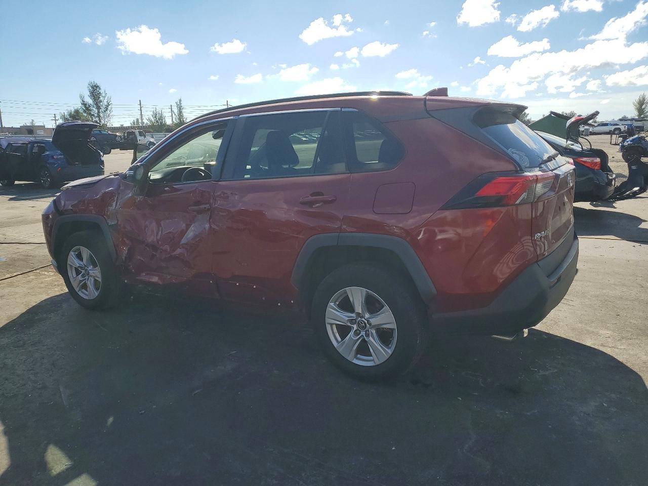 2019 TOYOTA RAV4 XLE photo 2