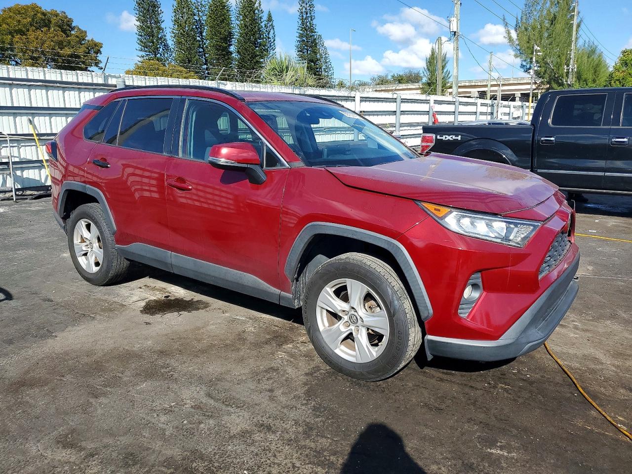 2019 TOYOTA RAV4 XLE photo 4