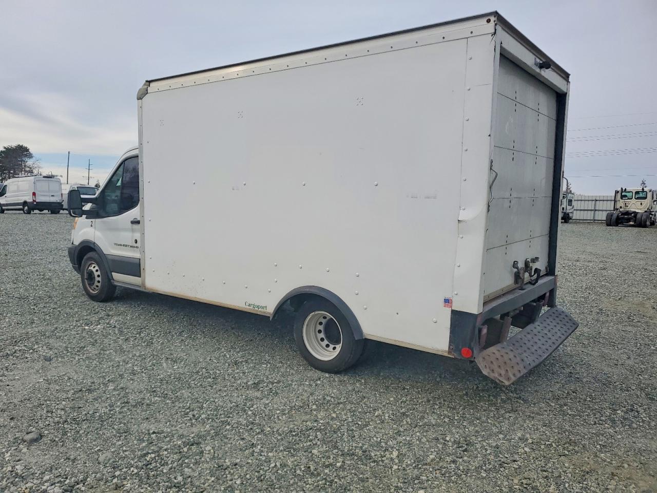 2016 FORD TRANSIT BOX TRUCK photo 2