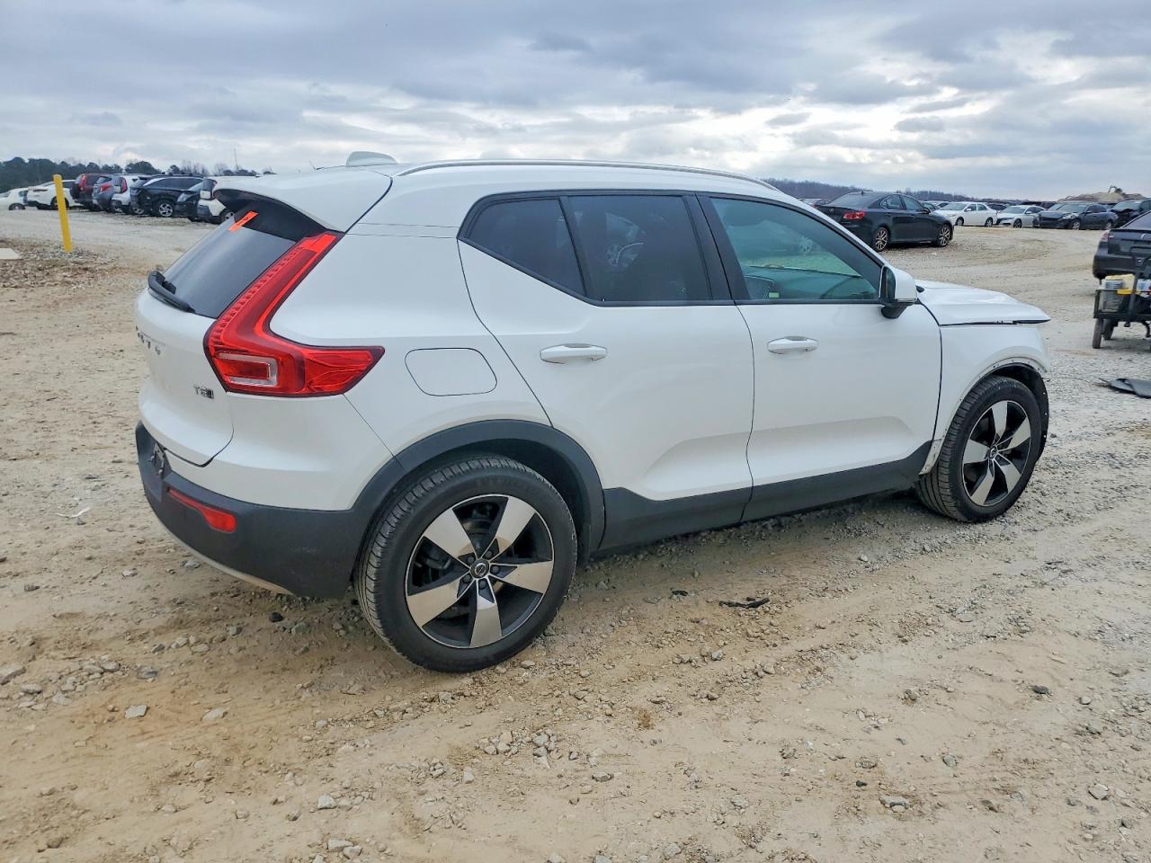 2019 VOLVO XC40 T5 MOMENTUM photo 3