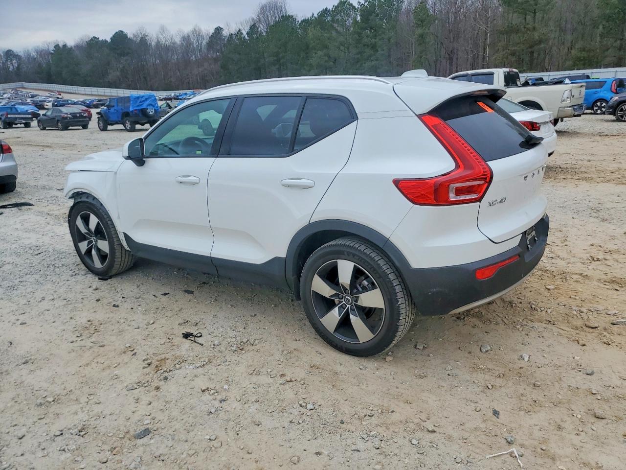 2019 VOLVO XC40 T5 MOMENTUM photo 2