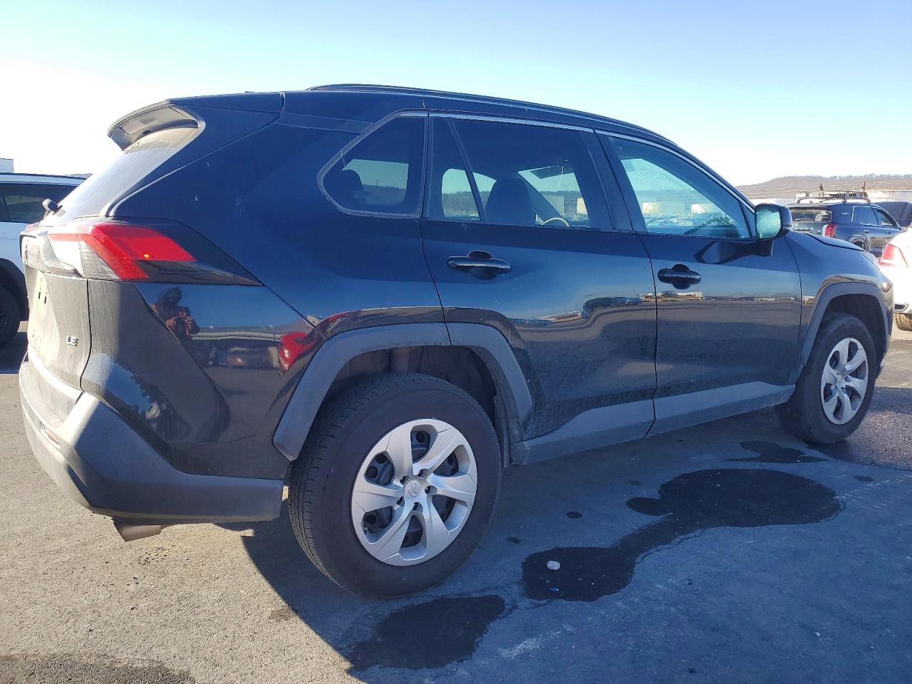 2019 TOYOTA RAV4 LE photo 3