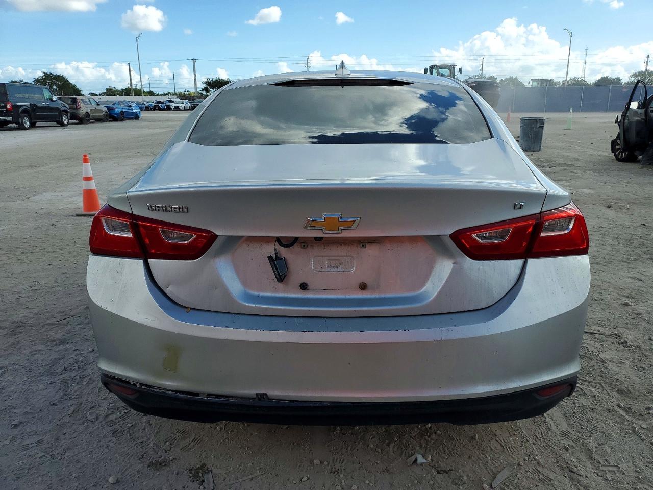 2018 CHEVROLET MALIBU LT photo 6