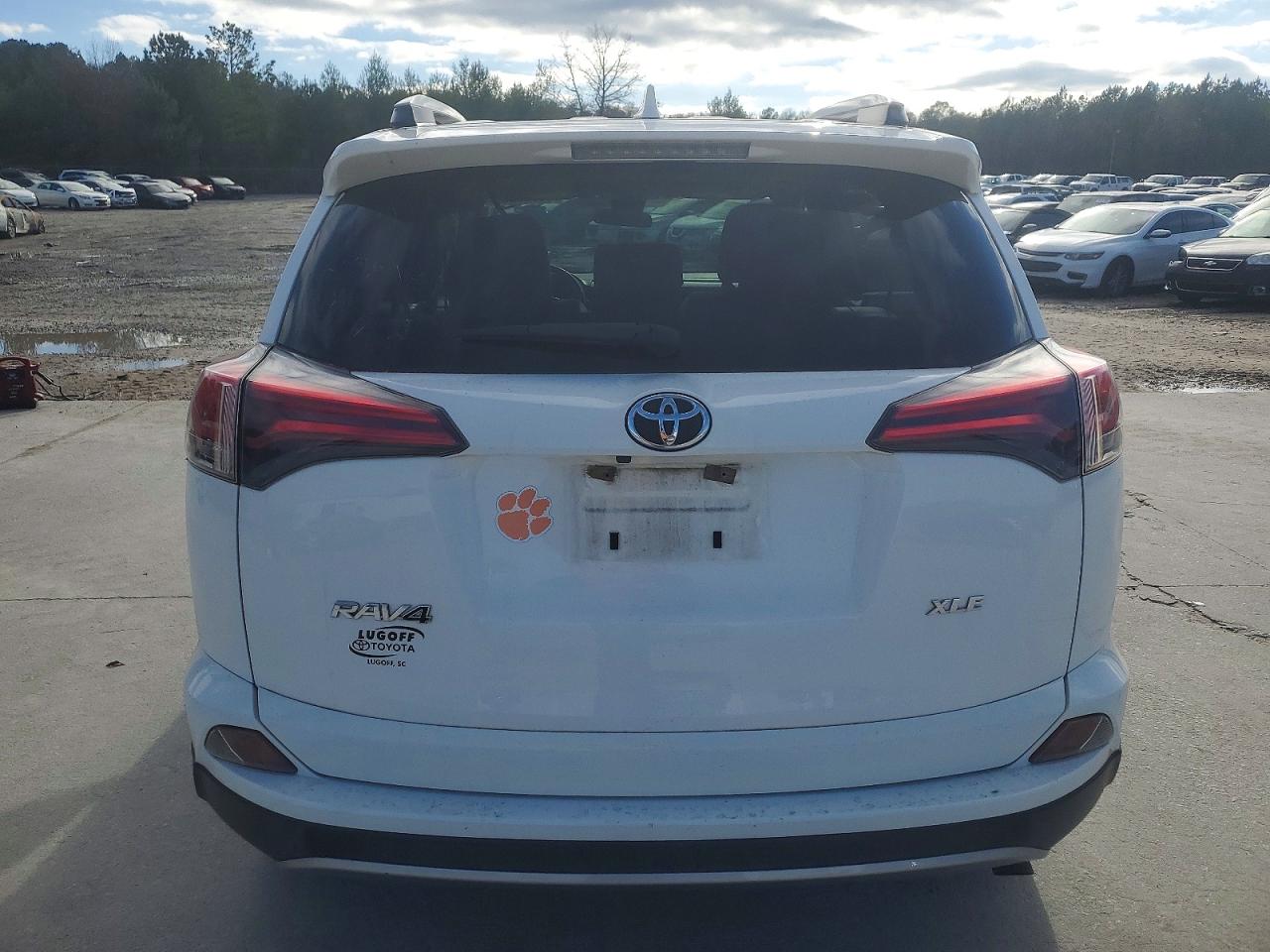 2017 TOYOTA RAV4 XLE photo 6