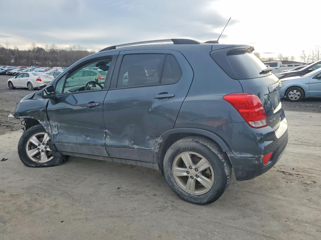 2021 CHEVROLET TRAX 1LT photo 2