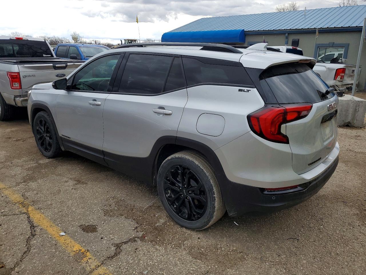 2020 GMC TERRAIN SLT photo 2