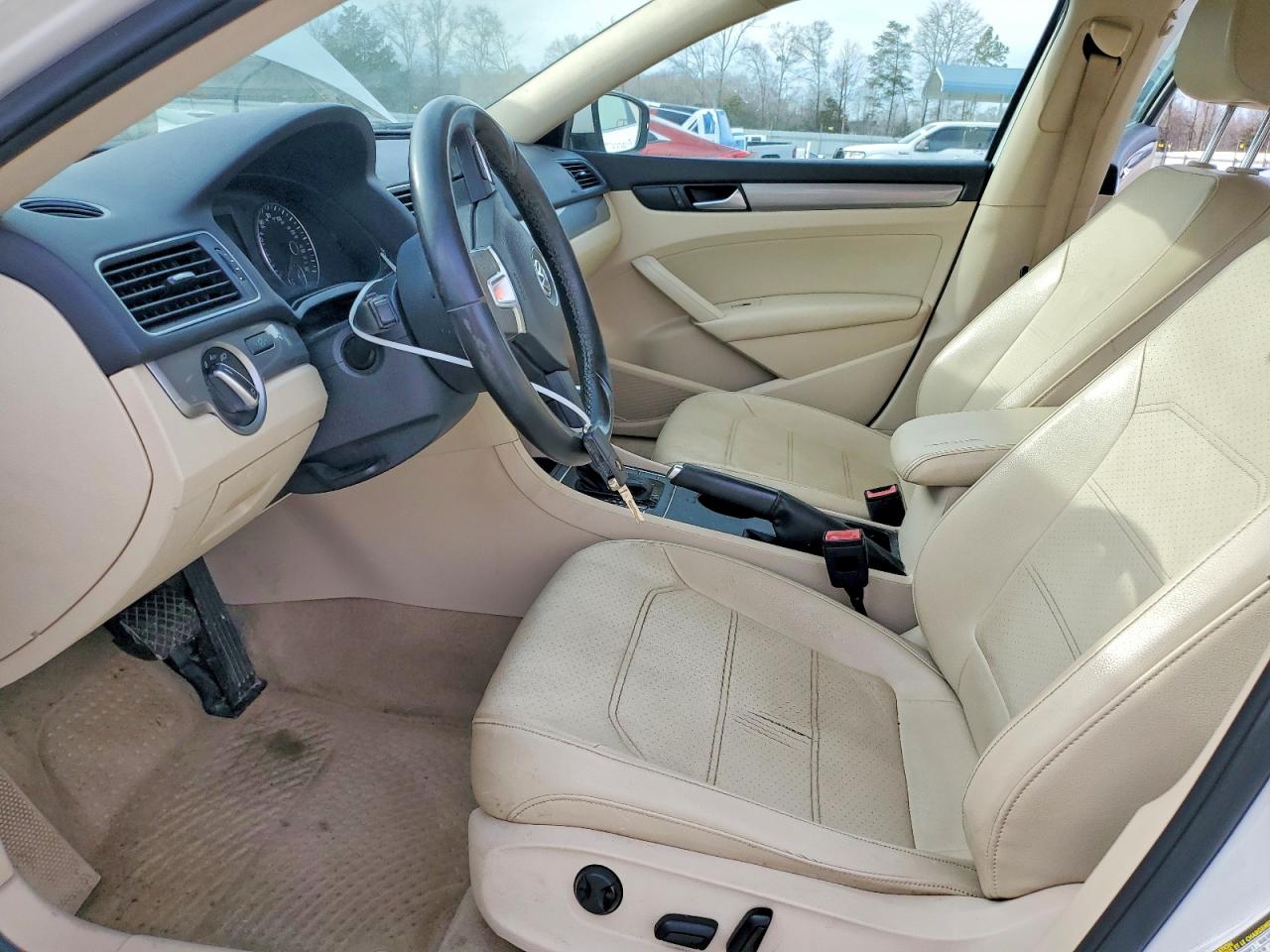 2015 VOLKSWAGEN PASSAT S photo 7