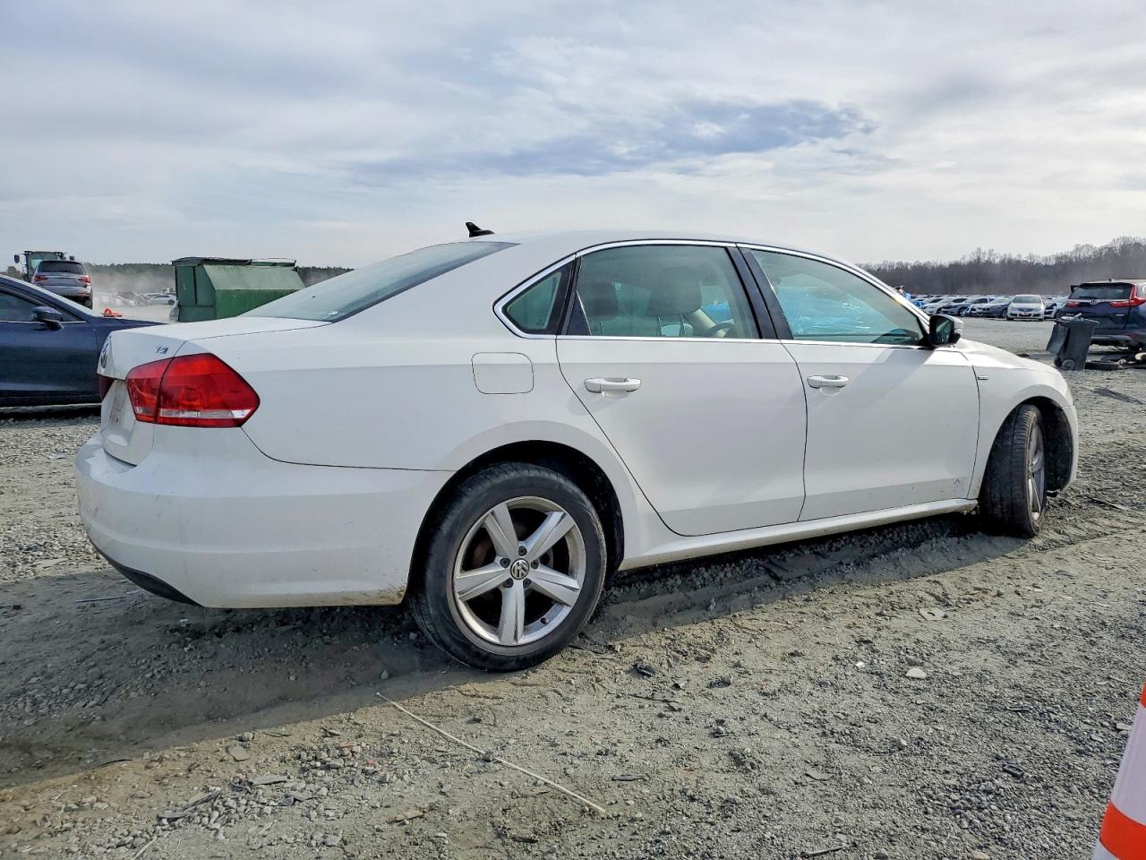 2015 VOLKSWAGEN PASSAT S photo 3