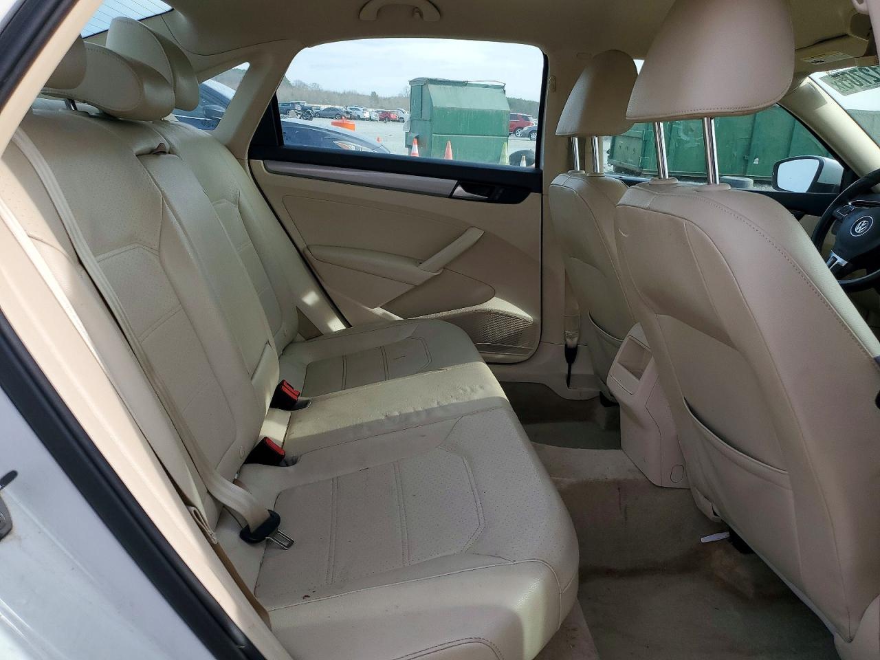 2015 VOLKSWAGEN PASSAT S photo 10