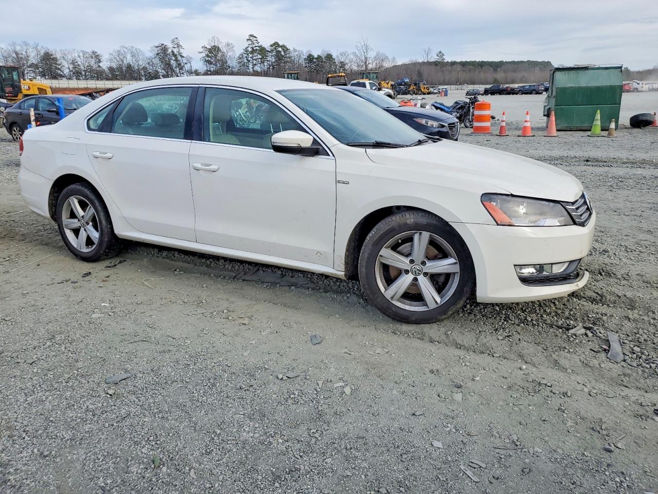 2015 VOLKSWAGEN PASSAT S photo 4