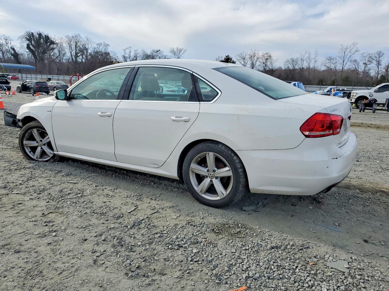 2015 VOLKSWAGEN PASSAT S photo 2