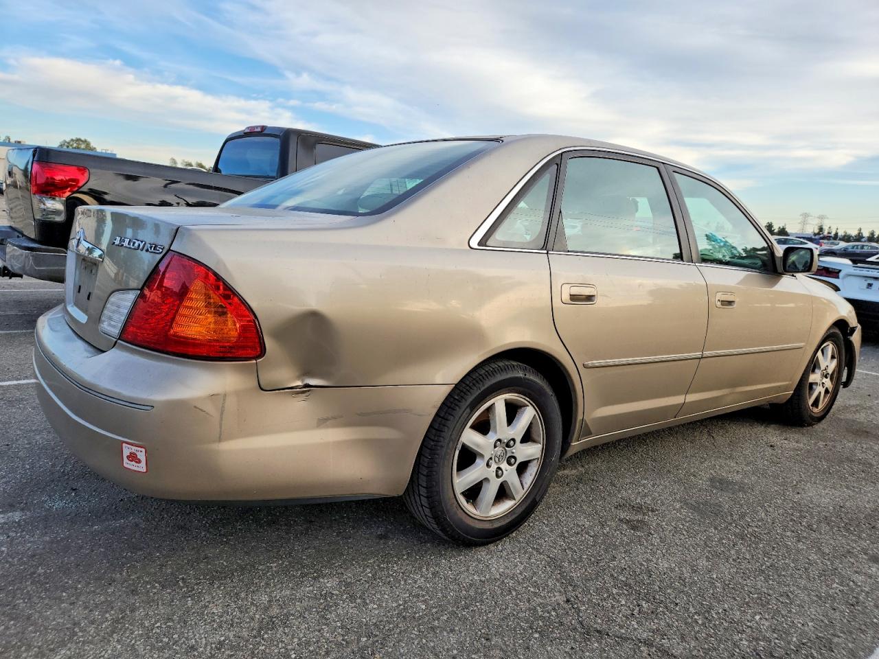 2000 TOYOTA AVALON XL photo 3