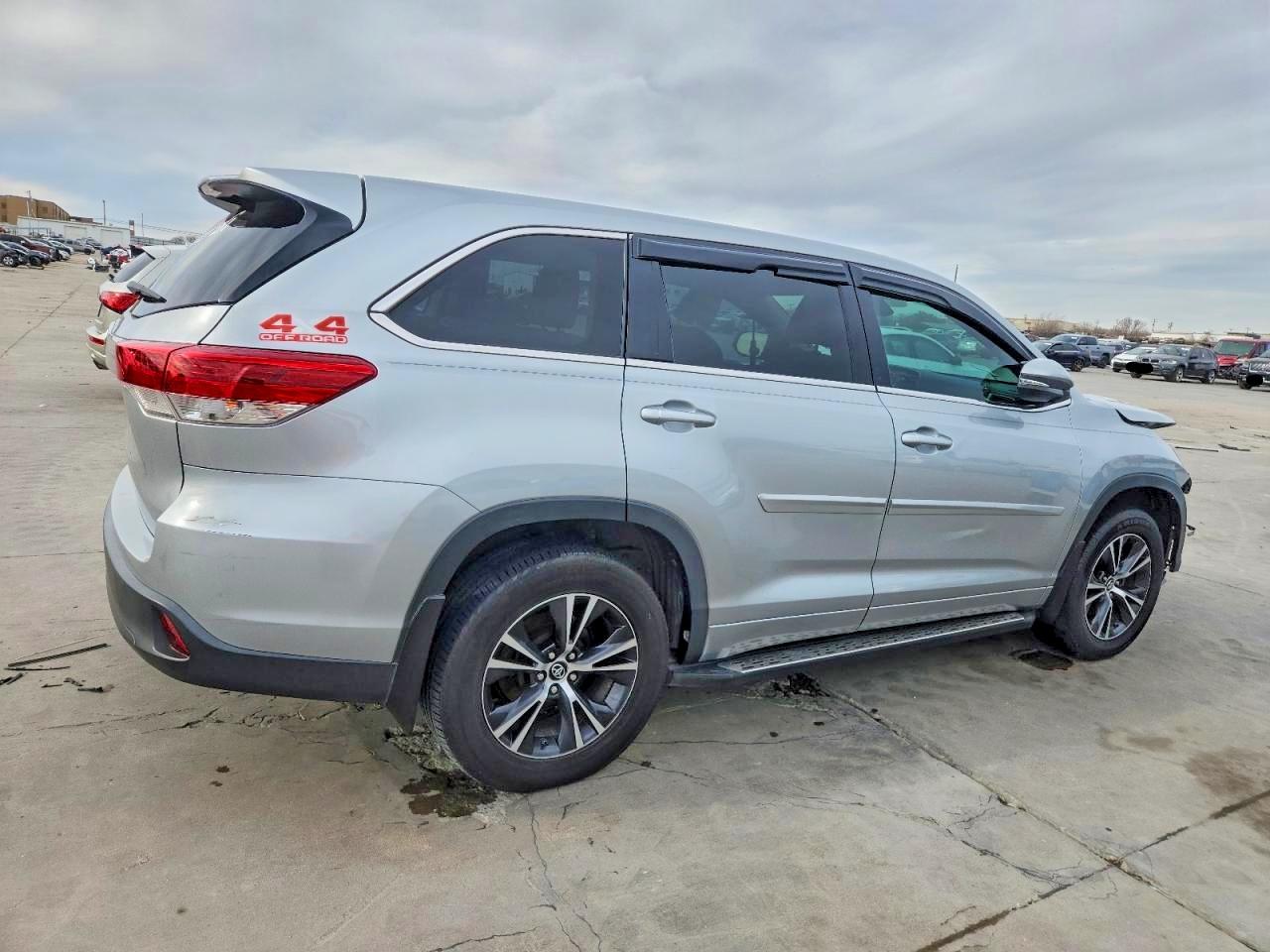 2018 TOYOTA HIGHLANDER LE photo 5