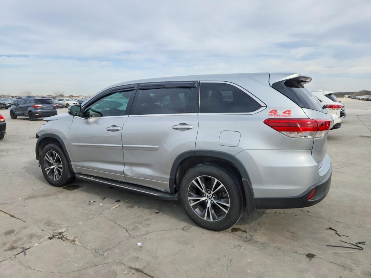 2018 TOYOTA HIGHLANDER LE photo 3