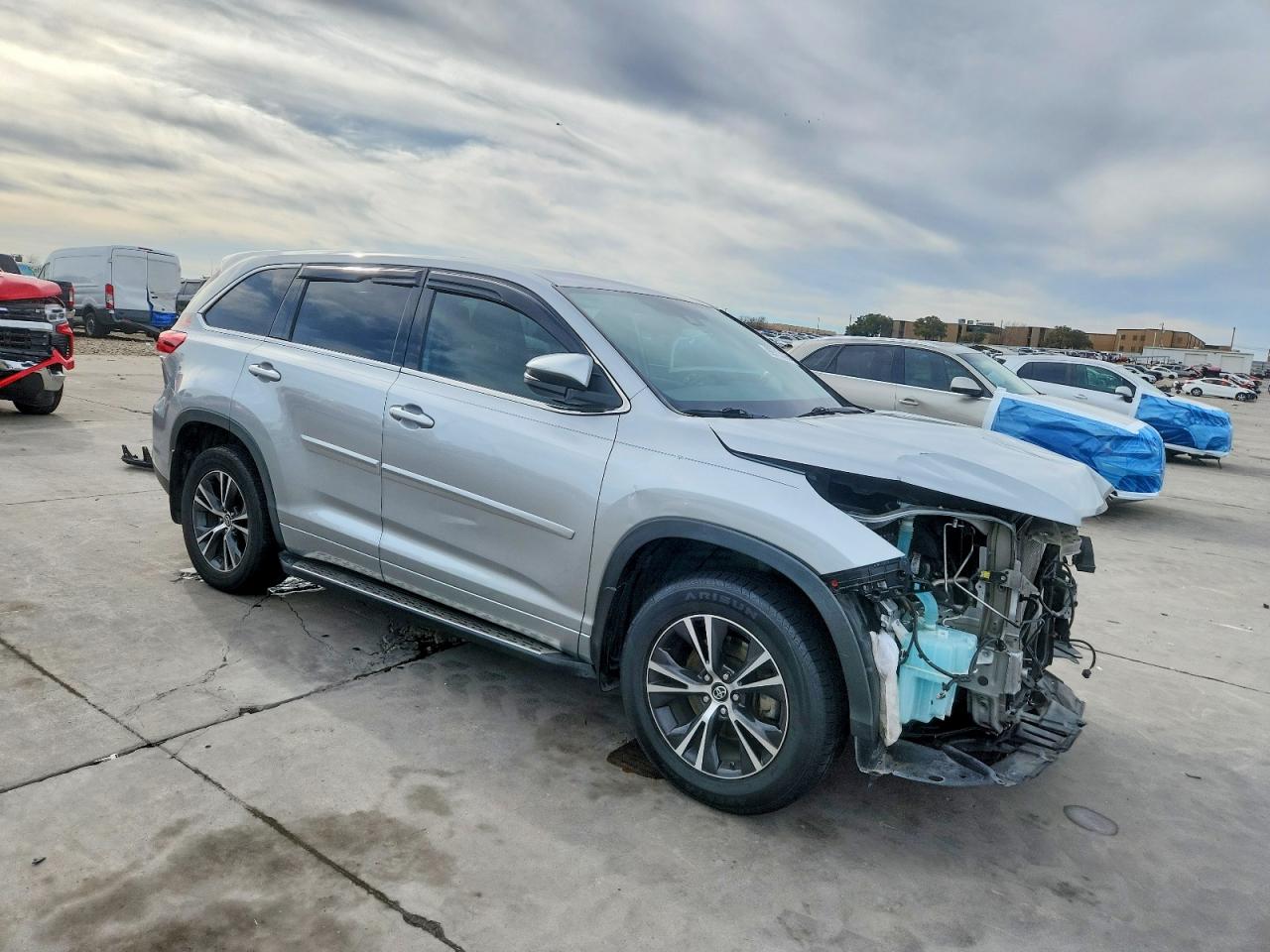 2018 TOYOTA HIGHLANDER LE photo 7