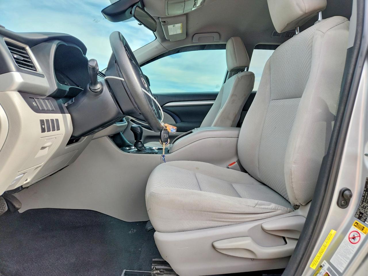 2018 TOYOTA HIGHLANDER LE photo 13