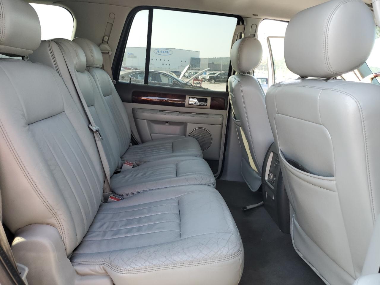 2004 LINCOLN NAVIGATOR photo 11