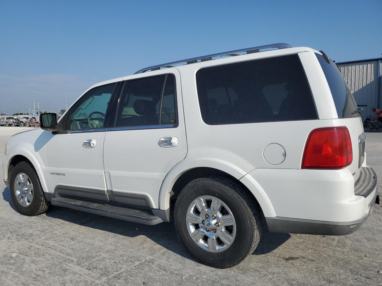 2004 LINCOLN NAVIGATOR photo 2